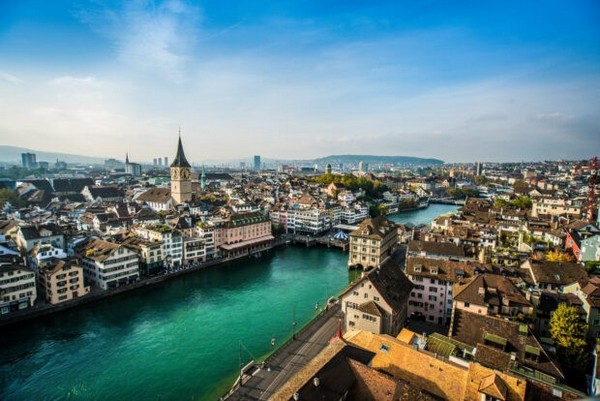 Thành phố Zurich tọa lạc duyên dáng ở phía Bắc Hồ Zurich