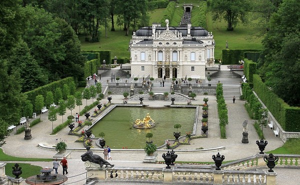 Lindenhof mang đến tầm nhìn bao quát Thành phố Zurich