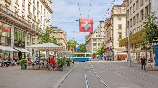 Bahnhofstrasse là con phố mua sắm danh tiếng của Thành phố Zurich