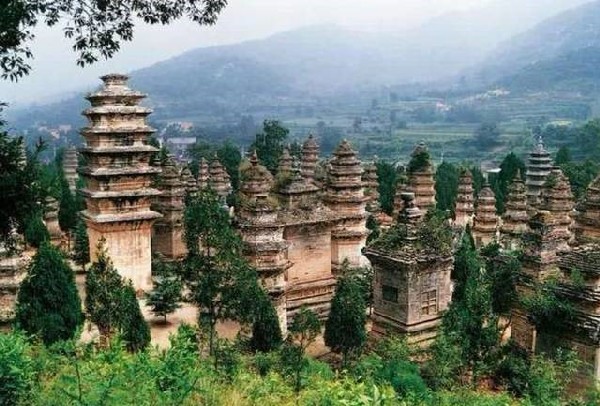 Tháp Lâm nằm ngay dưới chân ngọn núi thiêng
