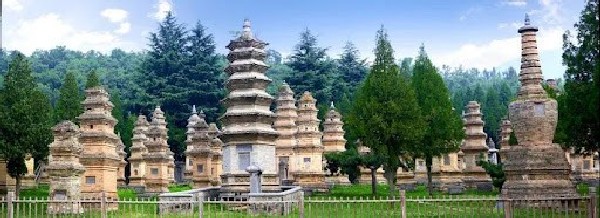 Dấu ấn kiến trúc của từng triều đại được khắc họa rõ nét trên từng ngôi tháp tại đây