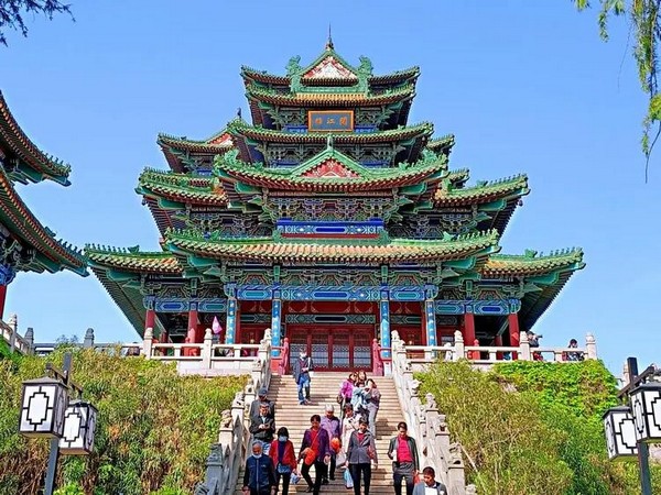 Tháp Nhạc Giang là một trung tâm văn hóa sống động