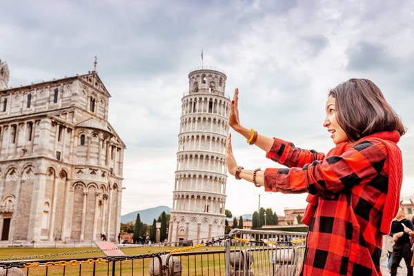 Tháp Nghiêng Pisa hoàn thành với độ nghiêng 3,9 độ hướng về phía đông nam.