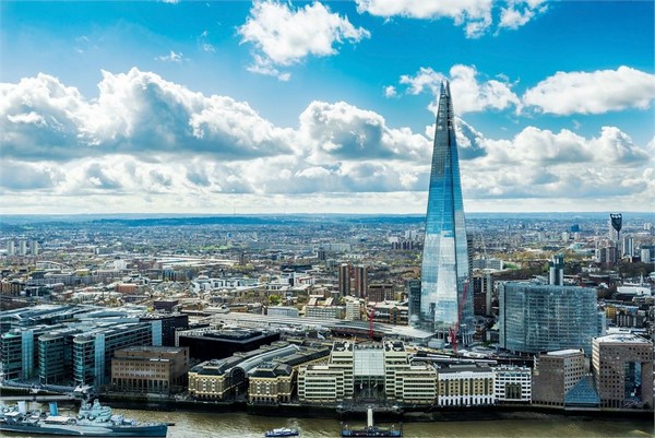 The Shard hiên ngang vươn mình lên bầu trời