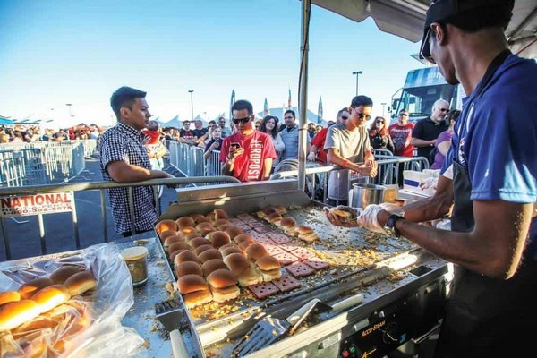 The Strip còn nổi tiếng với nền ẩm thực phong phú và đa dạng