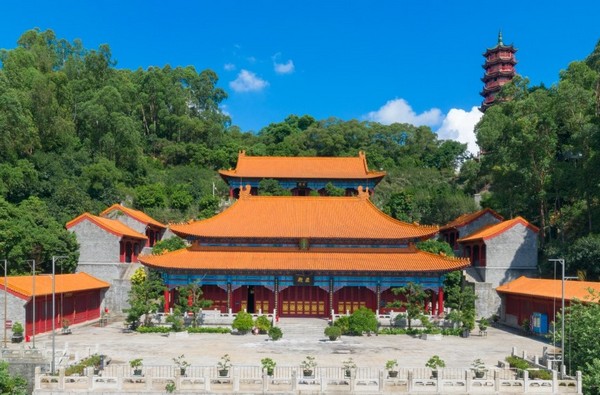 Khuôn viên đền bao gồm ba phần chính