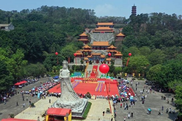 Tham gia các tour khám phá đảo cũng là những trải nghiệm không thể bỏ qua