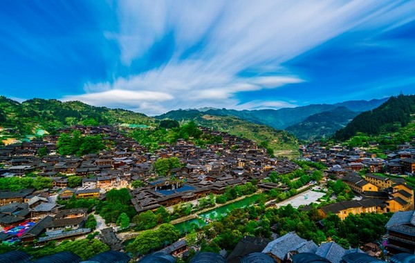 Những ngôi nhà sàn bằng gỗ truyền thống của người Miêu là biểu tượng làng Xijang