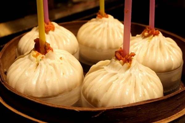 Tiểu long bao, với lớp vỏ mỏng và nhân thịt thơm ngon