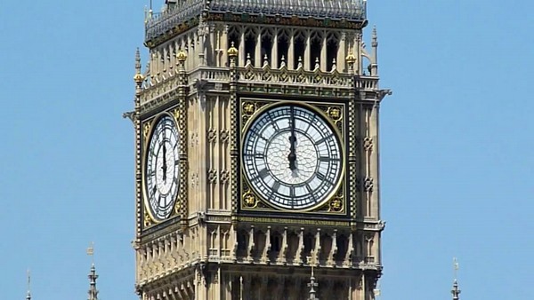 Mặt đồng hồ của Big Ben được làm bằng 576 miếng kính trắng