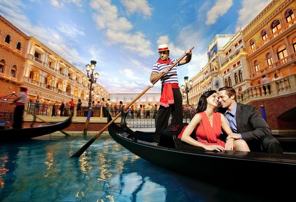 Trải nghiệm ngồi trên những chiếc thuyền Gondola truyền thống