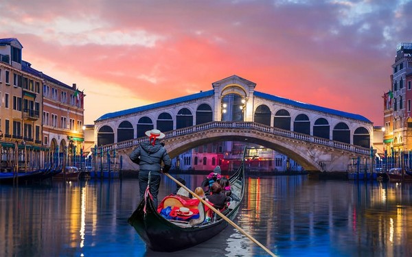 Thuyền Gondola, với thiết kế độc đáo và khác biệt, đã xuất hiện từ thế kỷ 11