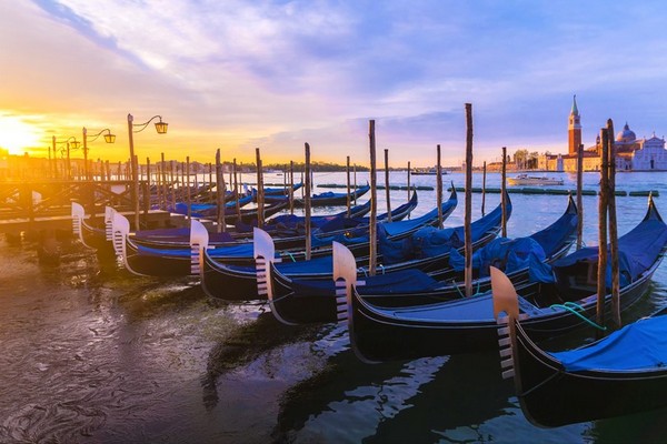 Hầu hết các chiếc Gondola đều mang màu đen truyền thống, thanh lịch