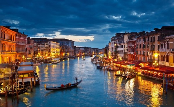 Thuê Gondola vào buổi tối sẽ mang đến một trải nghiệm lãng mạn khó quên