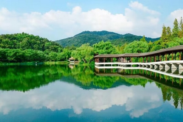 Tây Hồ được mệnh danh là một trong những hồ nước đẹp nhất Trung Quốc