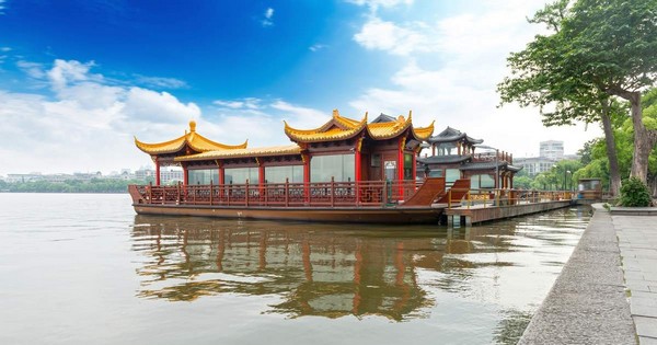 Du thuyền trên Tây Hồ mang đến những giá trị độc đáo mà ít trải nghiệm nào có được