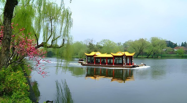 Chi phí cho các chuyến du thuyền tại Tây Hồ tương đối phải chăng