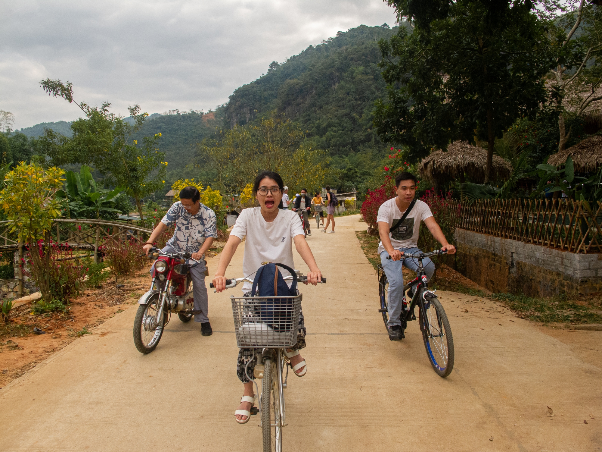 Thuê xe đạp cũng là một phương thức để khám phá toàn bộ Mai Châu