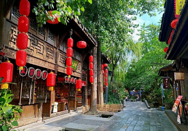Du khách có thể khám phá văn hóa đặc sắc của Thành Đô qua những điểm đến lịch sử
