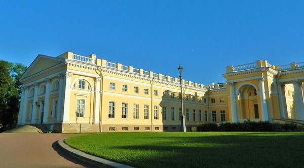 Cung điện Alexander được xây dựng vào năm 1796 theo phong cách cổ điển