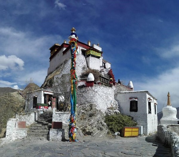 Thị trấn Tsedang nổi bật như một báu vật ẩn giấu trong thung lũng Yarlung