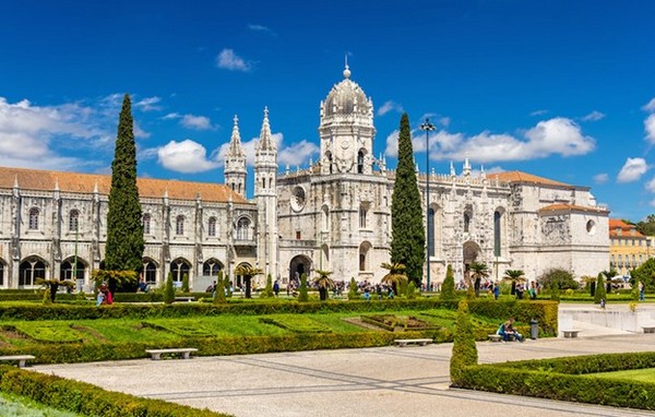 Tu viện Jeronimos tọa lạc tại khu vực Belém yên bình của Lisbon