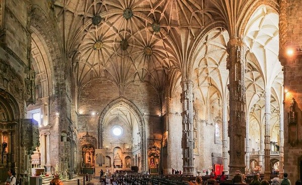 Tiến vào Tu viện Jeronimos, du khách sẽ choáng ngợp trước kiến trúc Manueline
