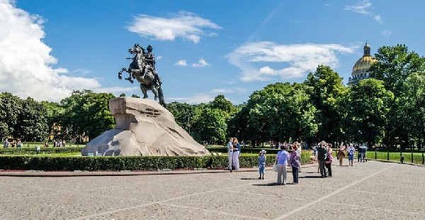 Bức tượng thể hiện lòng kính trọng sâu sắc của triều đình đối với Peter Đại đế