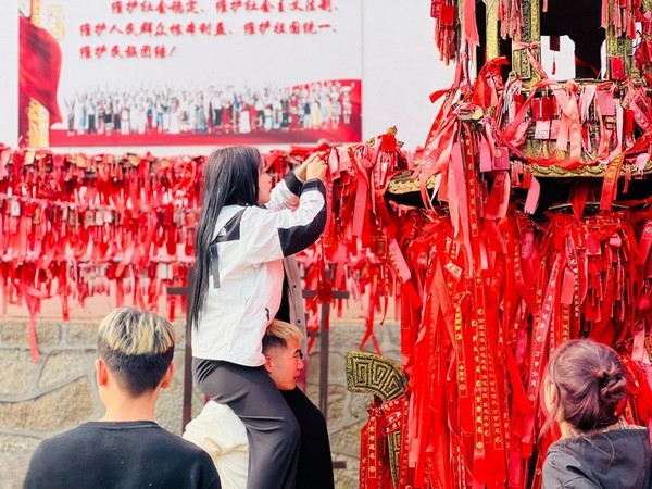 Những ngôi chùa cổ kính thu hút du khách đến hành hương và cầu nguyện