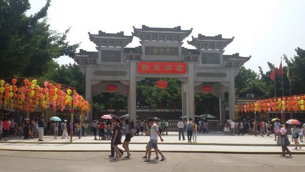 Vườn Bảo Mơ từng bị phá hủy vào những năm 1950, chỉ còn sót lại một tấm bia đá