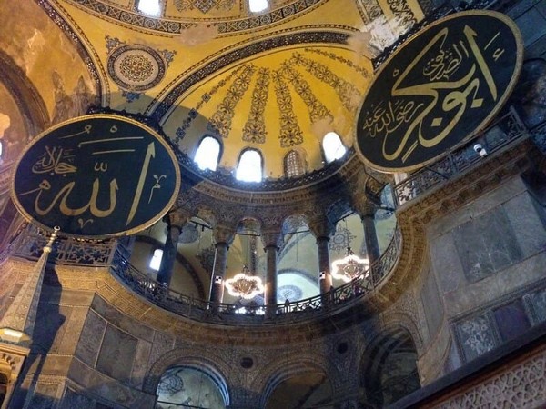 Vương Cung Thánh Đường Hagia Sophia nổi bật với những mái vòm khổng lồ