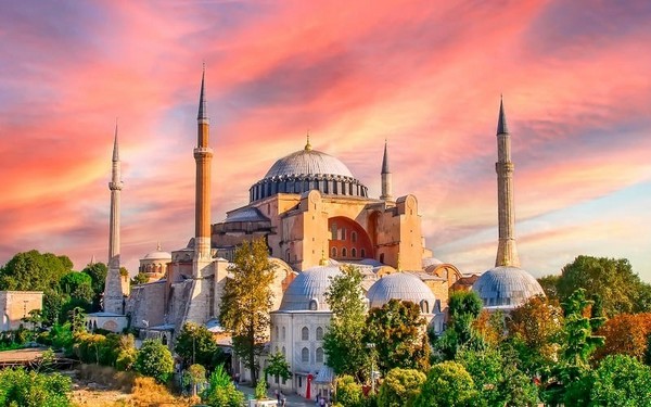 Vương Cung Thánh Đường Hagia Sophia vẫn thường xuyên diễn ra các buổi cầu nguyện