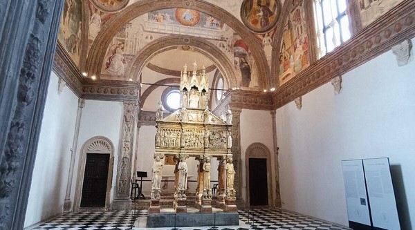 Nơi đây nổi bật với sự giao thoa tinh tế giữa kiến trúc Gothic và Romanesque