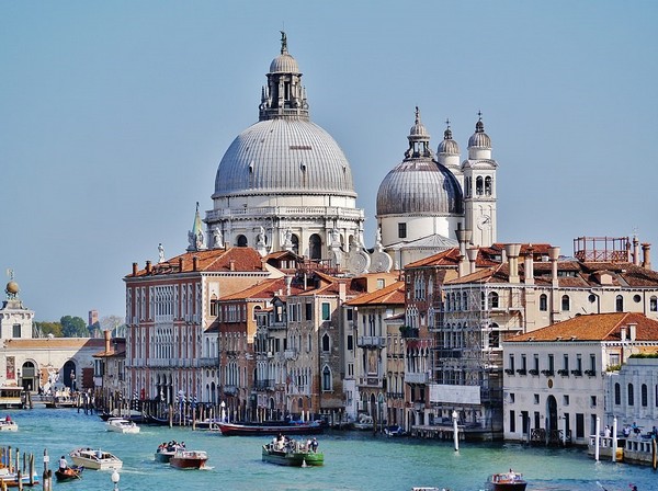 Vương cung thánh đường Santa Maria della Salute sừng sững