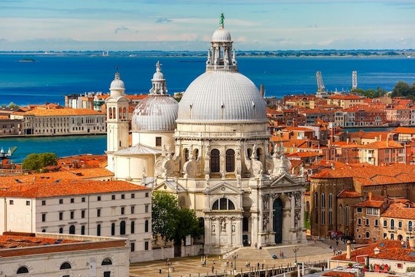 Vương cung thánh đường Santa Maria della Salute tọa lạc trên dải đất đầy thơ mộng