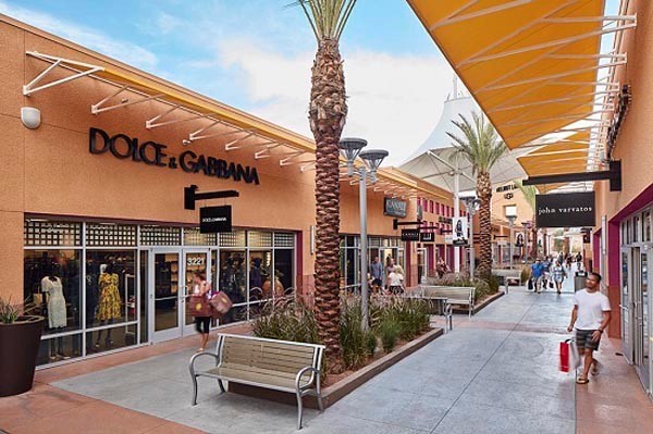 Woodbury Common Premium Outlets với đội ngũ nhân viên thông thạo nhiều ngôn ngữ