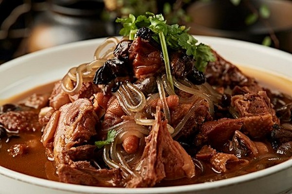 Sự kết hợp giữa thịt gà và nấm phỉ tạo nên một món ăn thơm ngon, bổ dưỡng