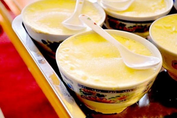 Sữa chua Yak giữ vai trò vừa là món ăn bổ dưỡng, vừa mang giá trị tâm linh