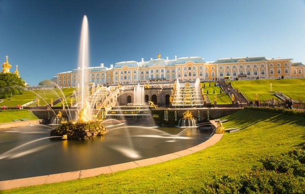 Khám Phá Peterhof: Thành Phố Du Lịch Lộng Lẫy Của Nước Nga
