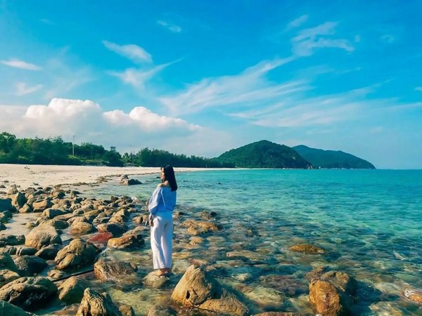 Bãi Sơn Hào tự hào là một trong những bãi biển đẹp nhất của huyện đảo Vân Đồn