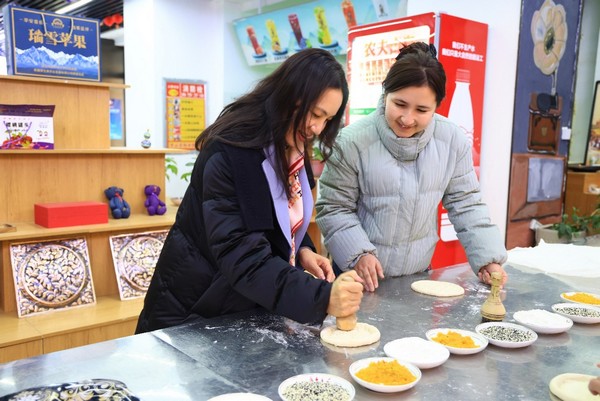 Du khách trải nghiệm làm bánh Naan tại Kuqa Grand Naan City