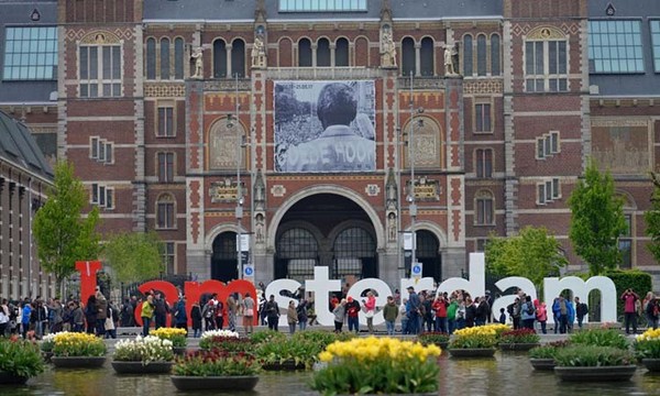 Bảo tàng Rijksmuseum tọa lạc tại trung tâm thành phố Amsterdam