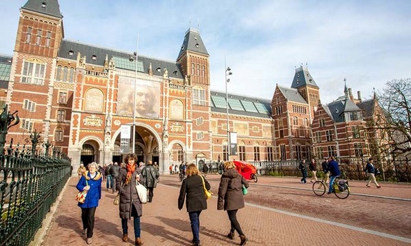 Để đến bảo tàng Rijksmuseum ở Amsterdam, bạn có nhiều lựa chọn di chuyển thuận tiện