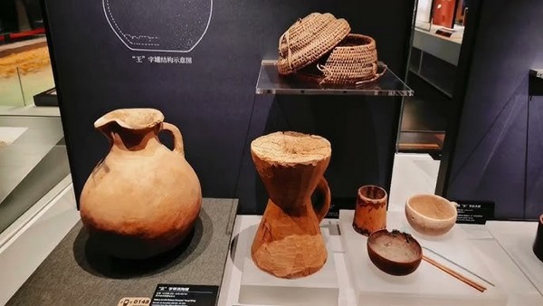 Các phòng trưng bày lịch sử và dân tộc học quy mô lớn