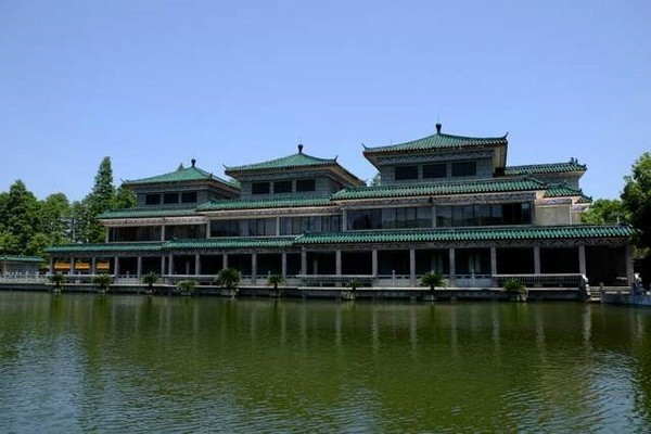 Tòa nhà trưng bày chính được thiết kế với mái ngói lưu ly đậm chất cung đình