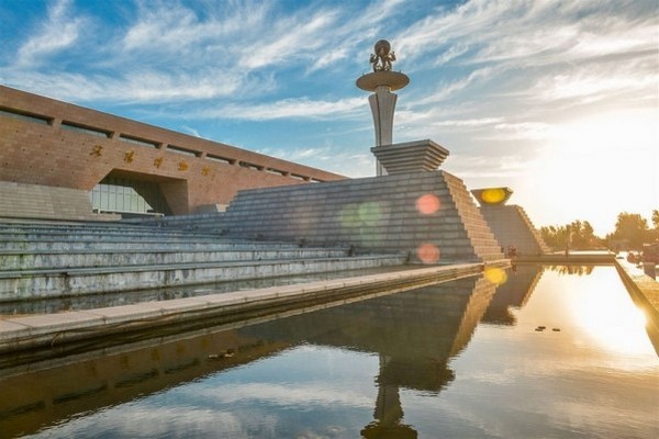 Bảo tàng Lạc Dương nằm liền kề với Công viên Lạc Phố và Vườn Bách thảo