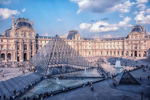 Bảo tàng Louvre, tọa lạc tại số 75001 Paris, Pháp,