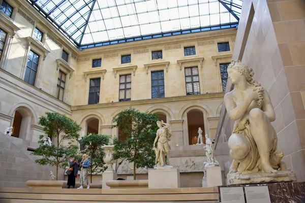 Bảo tàng Louvre, một trong những bảo tàng lớn nhất thế giới