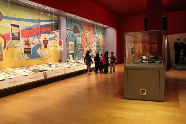 Lịch sử quạt Trung Quốc có thể truy nguyên từ thời kỳ rất sơ khai