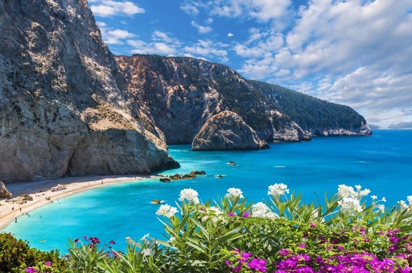 Bờ biển Aegean trải dài từ phía bắc thành phố Çanakkale đến phía nam thị trấn Bodrum